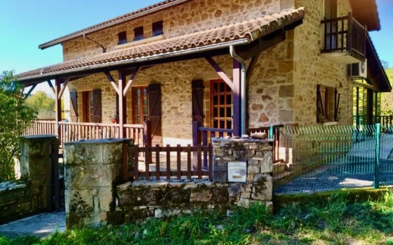 1577 -  JOLIE MAISON EN PIERRES, AU CALME, AVEC DEUX GARAGES ET DEPENDANCE, UN PUITS, EN PLEINE NATURE, SANS VOISINS PROCHES, A MOINS DE DIX MINUTES DE FIGEAC (LOT) SUD
