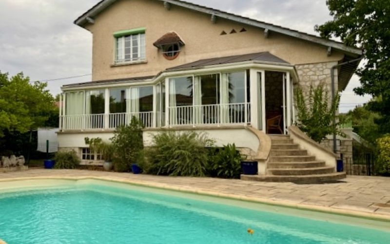1566 - BELLE VILLA,  ANNEES 1930, ENTIEREMENT RENOVEE,  AVEC PISCINE, JARDIN, GARAGE, CENTRE VILLE DE FIGEAC  (LOT) SUR 932 m2 DE TERRAIN