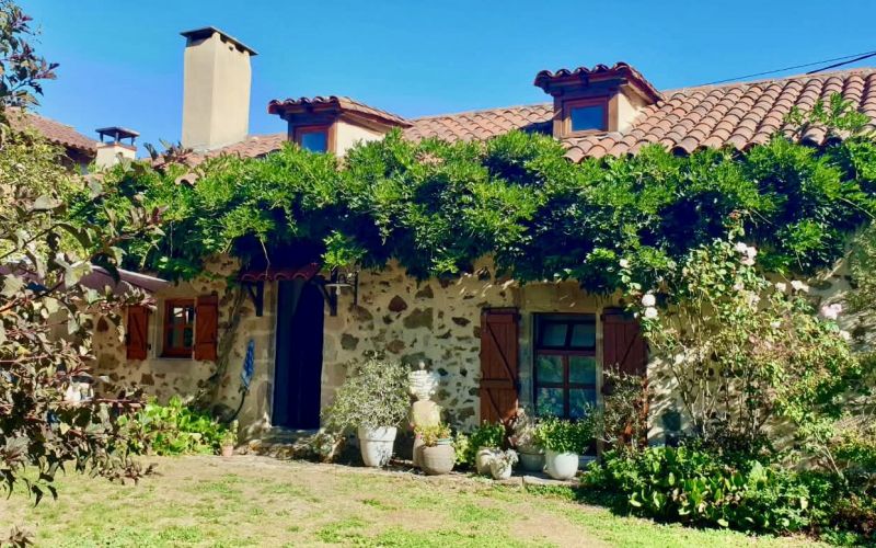 1624 - RAVISSANTE MAISON EN PIERRES ET SES DEPENDANCES FORMANT UN CHARMANT ENCLOS QUERCYNOIS AVEC UNE VUE MAGNIFIQUE, AUX ENVIRONS DE FIGEAC (LOT)