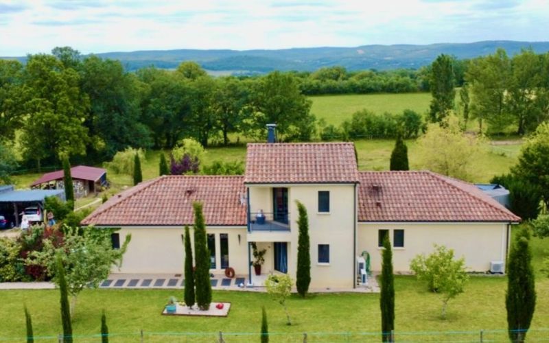 1616 - BELLE VILLA CONTEMPORAINE PLAIN-PIED DE 2012 , A MOINS DE 10 MN DE FIGEAC (LOT) SUR  9293 M2, EXCELLENT DPE