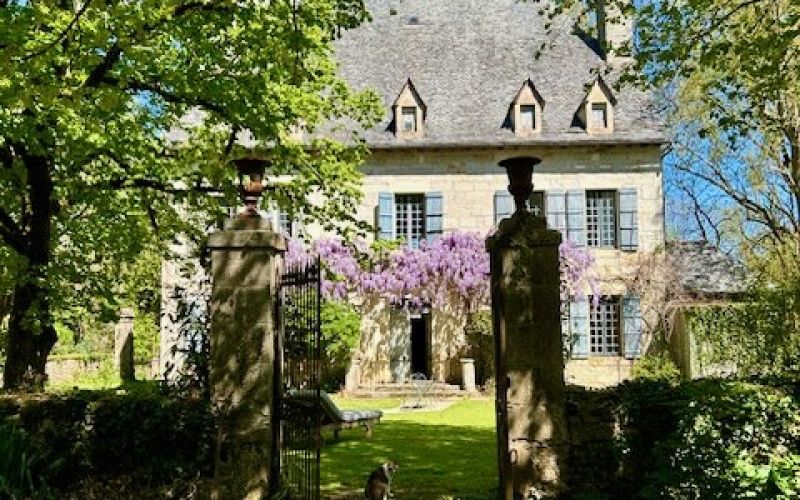 1502 - MAGNIFIQUE MANOIR AVEC SON RUISSEAU,  SA PISCINE ET SES DEPENDANCES DE CARACTÈRE, DANS UN PARC ARBORÉ DE PLUS DE 5 HECTARES, AUX ENVIRONS DE FIGEAC