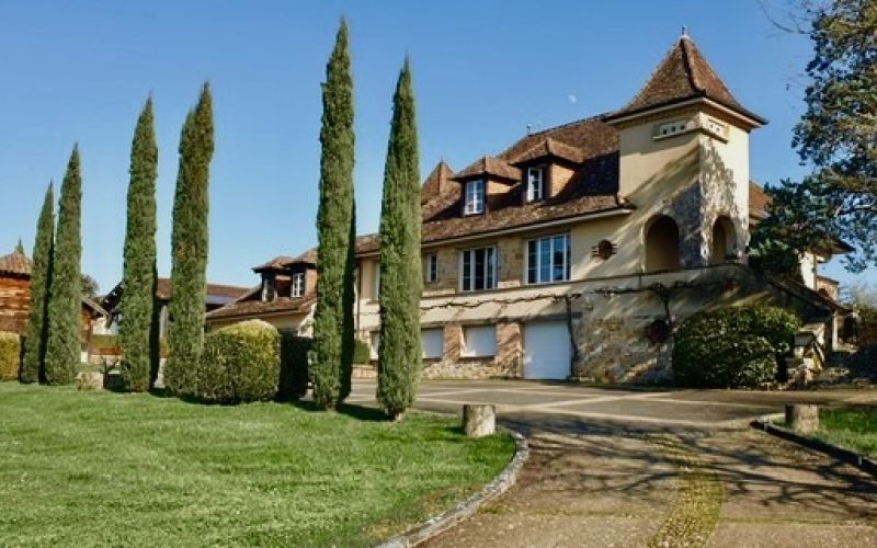 1586 -EXCEPTIONNEL  DOMAINE DE CARACTÈRE AVEC PISCINE INTERIEURE, ASCENSEUR, VUE DOMINANTE SUR PLUS DE DEUX HECTARES, AUX PORTES DE FIGEAC (LOT/AVEYRON)