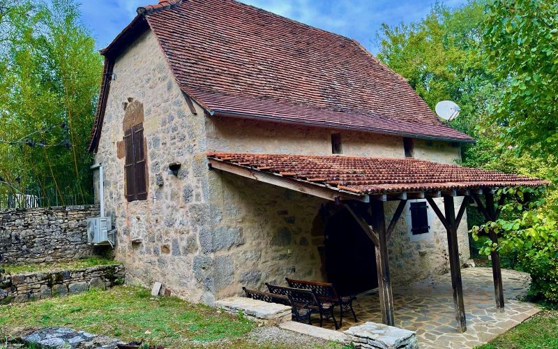 1625 - MAISON QUERCYNOISE AVEC PISCINE SUR ENVIRON 4000M² TRÈS PROCHE DE FIGEAC LOT.