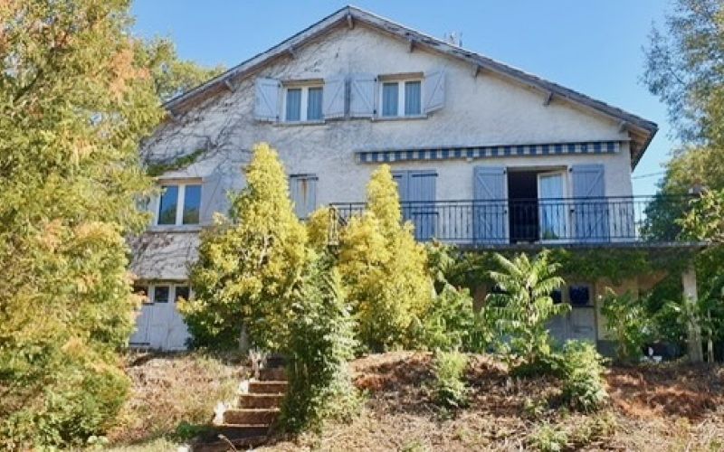 1627 -  MAISON CONTEMPORAINE SUR 3944 m2 A RAFRAICHIR, BEAU POTENTIEL , DANS VILLAGE CHARMANT TRES PROCHE DE FIGEAC (LOT)