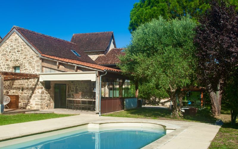 1572 - MAGNIFIQUE PROPRIETE AVEC MAISON ANCIENNE ENTIEREMENT RÉNOVÉE, BELLES TERRASSES, INCROYABLE SALON D'ETE EN VERRIÈRE , AUTOUR DE LA PISCINE, MAISON D'AMIS, PARC ARBORÉ , A QUELQUES MINUTES DU CENTRE VILLE DE FIGEAC (LOT)