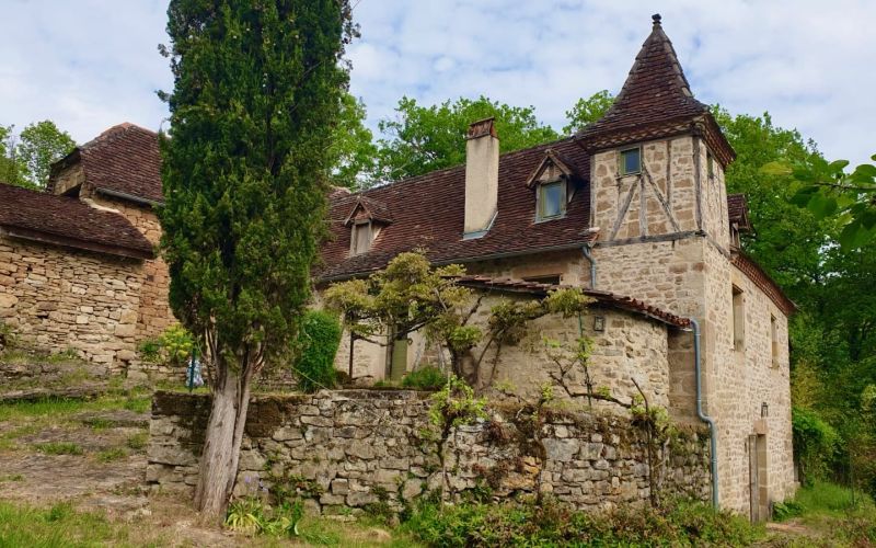 1602 - ENSEMBLE QUERCYNOIS DE CARACTÈRE , EN PARTIE RÉNOVÉ , SUR PLUS D'UN HECTARE CINQ, ISOLÉ, AUX ENVIRONS DE FIGEAC (LOT)