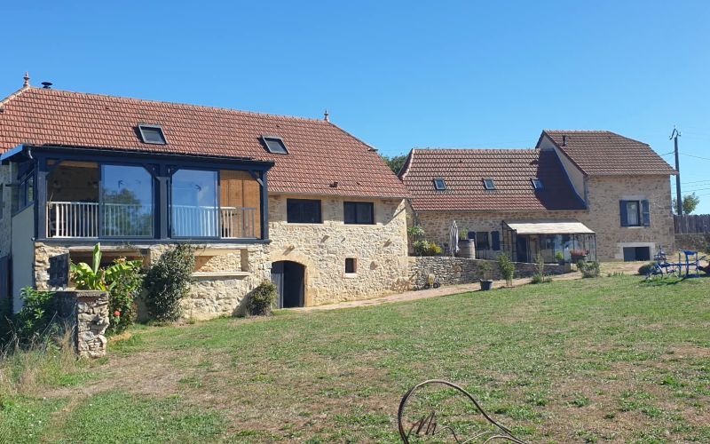 1622-SUPERBE ENSEMBLE EN PIERRES COMPRENANT UNE GRANGE ENTIÈREMENT RENOVÉE EN LOFT ET SA MAISON SUR 3HA TRÈS PROCHE DE FIGEAC