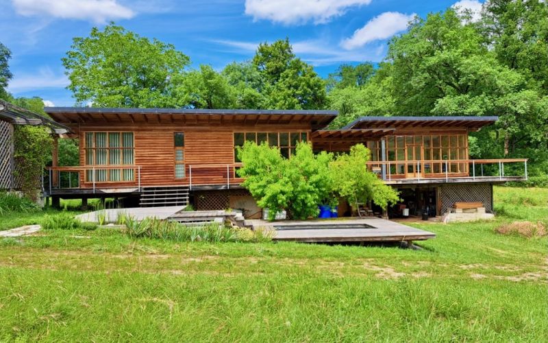 1610 - MAGNIFIQUE MAISON EN BOIS , BIO CLIMATIQUE, SUR PLUS D'UN HECTARE, A QUELQUES MINUTES DE FIGEAC (LOT)