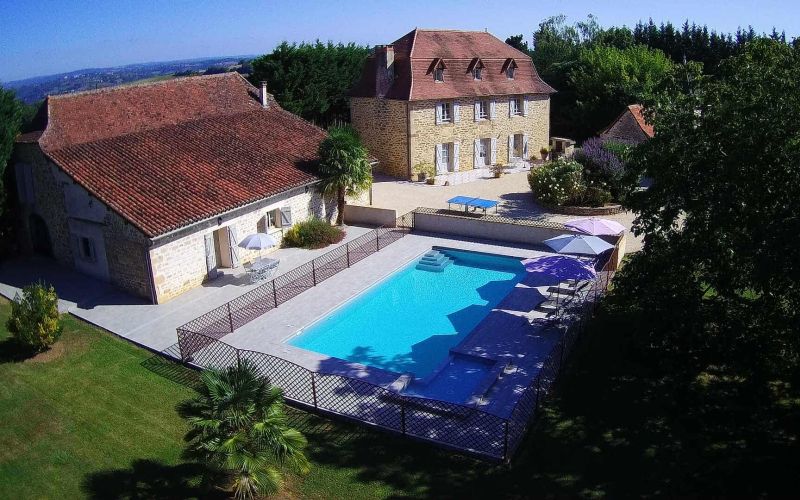 1621 - MAGNIFIQUE DOMAINE AVEC DEPENDANCES, GITES,  SUPERBE  PARC ET GRANDE PISCINE SUR PLUS DE 3 HA PROCHE DE FIGEAC