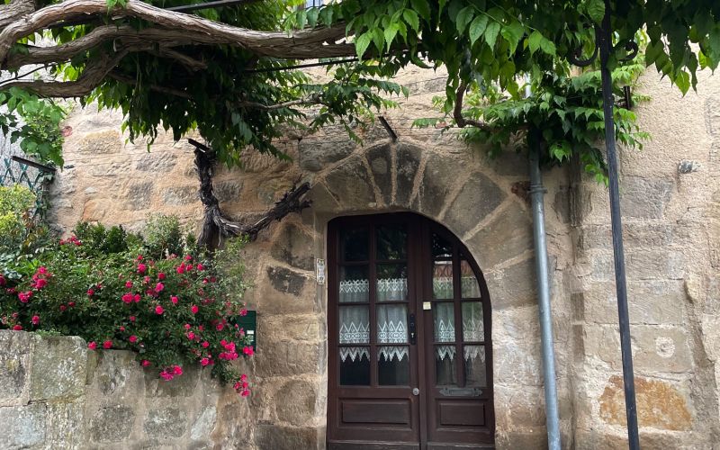 1568 -TRES BELLE MAISON DE CARACTÈRE, BEAUCOUP DE CHARME, ET VOLUMES AGREABLES,  AU COEUR DU CENTRE HISTORIQUE DE FIGEAC (LOT)
