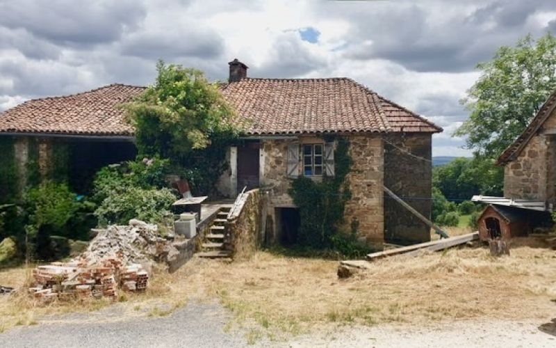 1613 - CHARMANT ENSEMBLE QUERCYNOIS DE CARACTERE A RÉNOVER AVEC VUE MAGNIFIQUE , SUR 1877 m2, AU CALME À 8 KMS DE FIGEAC (LOT)