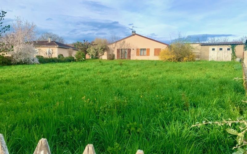 1605 - TERRAIN A BATIR CENTRE VILLE DE FIGEAC (LOT) SUR 686 m2 , RARE