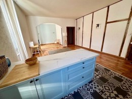 1509 - BEL APPARTEMENT LOUÉ , BON RAPPORT,  EN DUPLEX A FIGEAC (LOT) AVEC PARQUETS, PIERRES APPARENTES,  CENTRE VILLE