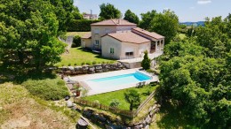 1425 - SUPERBE VILLA CONTEMPORAINE AVEC VUE DOMINANTE, PISCINE, CALME, A FIGEAC (LOT)