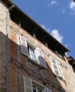 1300 - APPARTEMENT EN DUPLEX AVEC BALCON SOLEILHO, CENTRE HISTORIQUE DE FIGEAC (LOT)