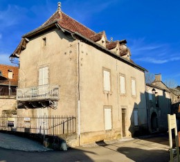 1411 - ENSEMBLE IMMOBILIER DE CARACTERE COMPOSE D'UNE MAISON DE MAITRE ET SA DEPENDANCE, AU COEUR D'UN VILLAGE DE CHARME, A L'OUEST DE FIGEAC (LOT)