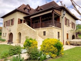 1188 - BELLE MAISON DE VILLE SPACIEUSE AVEC PARC , DANS FIGEAC (LOT)