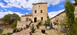 1384 - BELLE TOUR DU MOYEN AGE AVEC JARDIN ET ANCIENNE DEPENDANCE, DANS VILLAGE DE CHARME PROCHE FIGEAC (LOT)