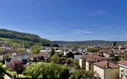1373 - APPARTEMENT T3 AVEC ASCENSEUR, PARKING, CAVE ET BELLE VUE , A FIGEAC (LOT)