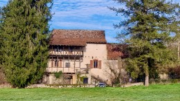 1535 - RAVISSANT ENSEMBLE QUERCYNOIS AVEC DOUBLE BALCON DE BOIS, GRANGES, PUITS, SUR 1 HA  19, TRES PROCHE DE FIGEAC (LOT)