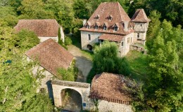 1564 - MAGNIFIQUE MANOIR AVEC SON ETANG ET SA MERVEILLEUSE CASCADE, FOUR A PAIN, DEUX GRANGES RAVISSANTES , SUR PRESQUE 3 HECTARES, AUX ENVIRONS DE FIGEAC (LOT) 