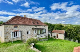 1410 - ENSEMBLE QUERCYNOIS DE CARACTERE AVEC DEUX SOURCES EN EAU POTABLE , A 5 MINUTES DE FIGEAC (LOT) SUR 6300 m2 DE TERRAIN, VUE DOMINANTE, PROCHE CHEMIN DE COMPOSTELLE