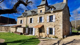 1426 - SUPERBE PROPRIETE DE CARACTERE AVEC SON PIGEONNIER , PISCINE, DEPENDANCES, VUE ET CALME, SECTEUR AVEYRON , SUD DE FIGEAC 