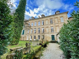 1413 - SUPERBE HOTEL PARTICULIER AVEC JARDIN, AU COEUR DU CENTRE HISTORIQUE DE FIGEAC (LOT)