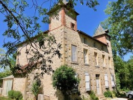1220 -  CORPS DE FERME AVEC MAISON DE MAITRE ET SES DEUX PIGEONNIERS , UNE IMMENSE GRANGE,  AUX ENVIRONS DE FIGEAC, COTE AVEYRON 