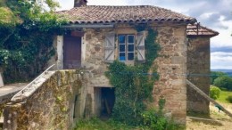 1613 - CHARMANT ENSEMBLE QUERCYNOIS DE CARACTERE A RÉNOVER AVEC VUE MAGNIFIQUE , SUR 1877 m2, AU CALME À 8 KMS DE FIGEAC (LOT)