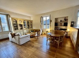 1578 - GRAND APPARTEMENT DE CARACTERE LUMINEUX , AVEC PARTIE INDÉPENDANTE, DANS BEL IMMEUBLE , CENTRE VILLE HISTORIQUE DE FIGEAC (LOT) 1578 - GRAND APPARTEMENT DE CARACTERE LUMINEUX , AVEC PARTIE INDÉPENDANTE, DANS BEL IMMEUBLE , CENTRE VILLE HISTORIQUE DE FIGEAC (LOT)