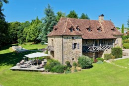 1573 - PROPRIETE RARE DU XVIe SIECLE, AVEC MANOIR, DÉPENDANCES, PISCINE EN GRANIT, SUR 13 HECTARES, JARDINS MAGNIFIQUES, SALLE DE CINEMA, SALLE DE SPORT...,  PROCHE DE FIGEAC (LOT) 