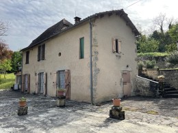 1375 - MAISON  AVEC GARAGES , TERRAINS, PROCHE DE FIGEAC (LOT)