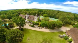 1562 - MAGNIFIQUE DOMAINE DE CARACTÈRE, COMPRENANT UN ELEGANT MANOIR , UNE PISCINE,  UN TENNIS ET DÉPENDANCES DE CHARME, SUR 2 HA 5 DE PARC ARBORÉ , AUX ENVIRONS DE FIGEAC (LOT)