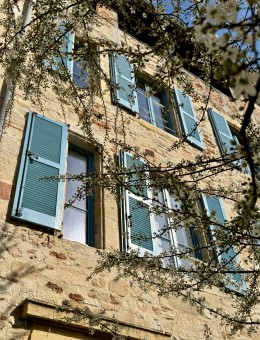 1587 -RAVISSANTE MAISON DE CARACTÈRE EN PIERRES RENOVÉE, AVEC SOLEILHO, PATIOS, VUE SUPERBE, CENTRE HISTORIQUE DE FIGEAC (LOT) 1587 -RAVISSANTE MAISON DE CARACTÈRE EN PIERRES RENOVÉE, AVEC SOLEILHO, PATIOS, VUE SUPERBE, CENTRE HISTORIQUE DE FIGEAC (LOT)