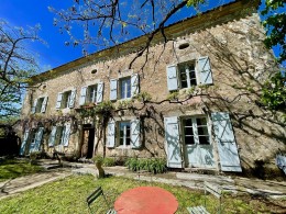 1435 -  MERVEILLEUSE MAISON DE MAITRE  XVIIIe AVEC SA GRANDE PISCINE EN PIERRES SUR PLUS DE 3 HA AUX ENVIRONS DE FIGEAC (LOT)