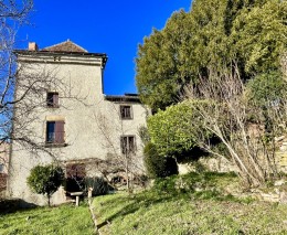 1431 - ANCIEN PRESBYTERE DE CHARME, DANS VILLAGE DE CARACTÈRE,  VUE SUPERBE SUR LA RIVIERE, PROCHE DE FIGEAC (LOT)