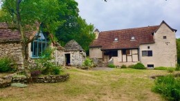 1608 - DANS UN ENVIRONNEMENT EXCEPTIONNEL SUR 11 HA, BELLE PROPRIÉTÉ  DE CHARME, AUX ENVIRONS DE CAJARC ET FIGEAC (LOT) 