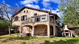 1427 - GRANDE MAISON EN PIERRES, TRES PROCHE DE FIGEAC,  AVEC BELLE VUE DOMINANTE, PUITS, STUDIO INDEPENDANT POUR GITE OU FAMILLE,SUR 6441 M2  DE TERRAIN