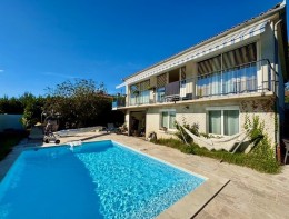 1576 - BELLE VILLA MODERNE RÉNOVÉE AVEC PISCINE, PROCHE DU CENTRE VILLE DE FIGEAC (LOT), AU CALME, ET  COMMERCES A PROXIMITE, NAVETTE GRATUITE.