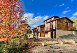 1390 - VILLA CONTEMPORAINE, ANNEES 2005, BARDAGE BOIS, AVEC VUE DOMINANTE SUPERBE, SUR 6900 M DE TERRAIN BOISE, AUX ENVIRONS DE FIGEAC (LOT)