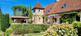 1538 - MAGNIFIQUE DOMAINE DE CARACTERE QUERCYNOIS, AVEC SA RAVISSANTE LONGERE ET SON PIGEONNIER, SA BELLE GRANGE, PISCINE, ET PARC ARBORÉ , SUR 7000 M2 ENV, AUX ENVIRONS DE FIGEAC (LOT)