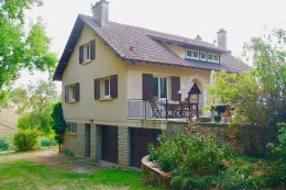 1400 - JOLIE ET GRANDE MAISON CONTEMPORAINE AVEC DEUX ETANGS, PISCINE ET DEPENDANCES SUR 5586 m2, AUX ENVIRONS DE FIGEAC 