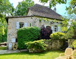 1434 - RAVISSANTE MAISON QUERCYNOISE AVEC SON JARDIN ARBORE , DANS UN VILLAGE TOUS COMMERCES,PROCHE DE FIGEAC (LOT)