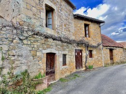 1385 - CHARMANTE MAISON DE VILLAGE AVEC FOUR A PAIN ET GRAND JARDIN, PROCHE DE FIGEAC (LOT)