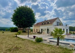 1532 - AU COEUR DU PARC NATUREL DES CAUSSES DU QUERCY, SUPERBE PROPRIETE ALLIANCE PARFAITE DE L'ANCIEN ET DU MODERNE, AVEC SA PISCINE COULOIR DE NAGE, ET SUR PLUS DE DEUX HECTARES PLATS (LOT)