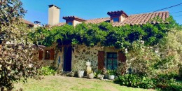 1624 - RAVISSANTE MAISON EN PIERRES ET SES DEPENDANCES FORMANT UN CHARMANT ENCLOS QUERCYNOIS AVEC UNE VUE MAGNIFIQUE, AUX ENVIRONS DE FIGEAC (LOT)