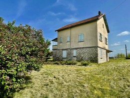 1380 - PROPRIETE EN SORTIE DE FIGEAC : MAISON DE 82 M2 ENV ET TERRAINS AVEC VUE DOMINANTE SUR LA VILLE, SUR UN HECTARE ENV.