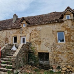 1472 - MAISON QUERCYNOISE DE CHARME,  EN PIERRES , AVEC SA GRANGE, AUX ENVIRONS DE FIGEAC  COTE AVEYRON