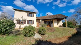 1421 - AGREABLE MAISON CONTEMPORAINE AVEC GRAND JARDIN ET GARAGE ,DANS FIGEAC (LOT)